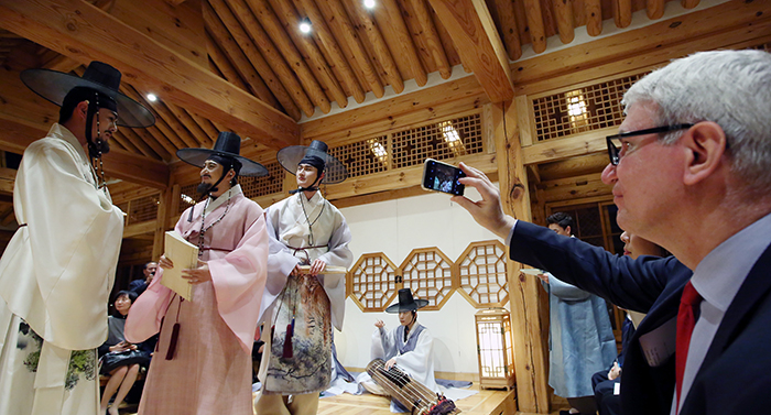HelloMrK_Furniture_Museum_Article_03