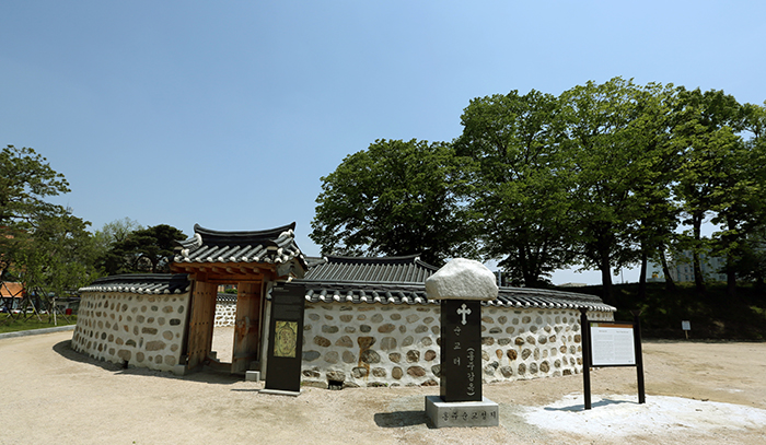 (위) 충청남도 홍성군 홍주성지의 생매장터. (아래) 홍주읍성 내의 홍주 감옥은 천주교 신자들이 갇혔던 곳이다. (사진: 전한) 