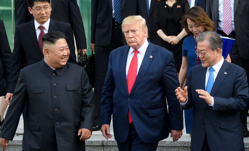 66 Jahre nach dem Abschluss des Waffenstillstandsabkommens ist es zu einem solch großartigen Ereignis gekommen, dass die Spitzen Süd- und Nordkoreas und der USA im Waffenstillstandsort Panmunjeom zusammengekommen sind.