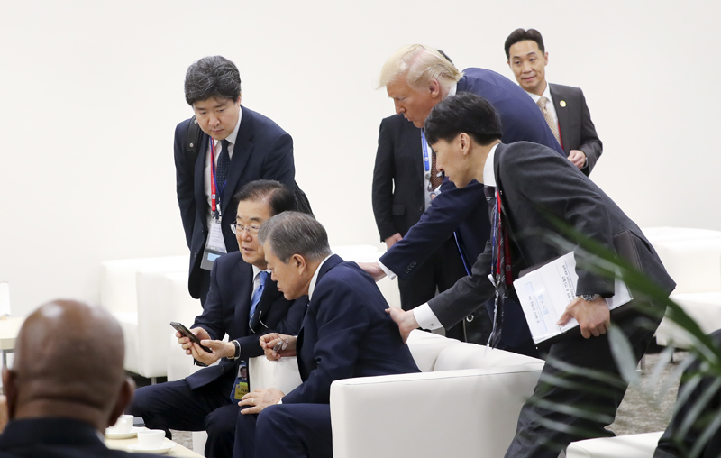 US-Präsident Donald Trump fragte am 29. Juni im Index in Osaka, ob der Präsident Moon eine Twitter-Nachricht vom Präsidenten Trump gelesen hat. Tags zuvor hatte Donald Trump einen Tweet verschickt: „Während ich da bin, falls Nordkoreas Staatschef Kim dies sieht, würde ich ihn an der Grenze treffen, nur zum Händeschütteln und Hallo sagen.“ ⓒ Yonhap News