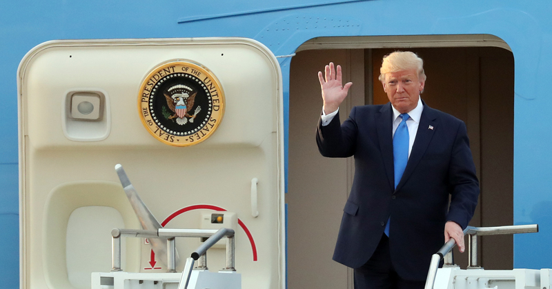 US-Präsident Donald Trump kommt am 29. Juni auf der Osan Air Base in Korea an. Tags zuvor nahm er am G20-Gipfel in Osaka teil und hatte mit Südkoreas Präsident Moon Jae-in gemeinsam in Richtung Seoul verlassen. ⓒ Jeon Han/Korea.net