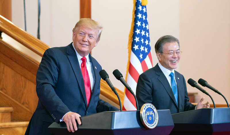Südkoreas Präsident Moon Jae-in und US-Präsident Donald Trump halten am 30. Juni eine gemeinsame Pressekonferenz im Cheong Wa Dae ab. An diesem Tag gibt das südkoreanische Staatsoberhaupt das Treffen zwischen Donald Trump und Kim Jong Un im Waffenstillstandsort Panmunjeom offiziell bekannt. ⓒ Weißes Haus