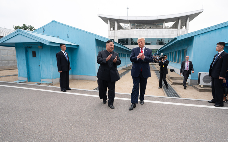 Historischer Moment: Donald Trump betritt als erster US-Präsident nordkoreanische Boden. Zusammen mit Kim Jong Un überschritt Trump in der demilitarisierten Zone zwischen Süd- und Nordkorea die Grenze zum Norden. „Das ist ein großer Tag für die Welt“, sagte Trump ⓒ Weißes Haus