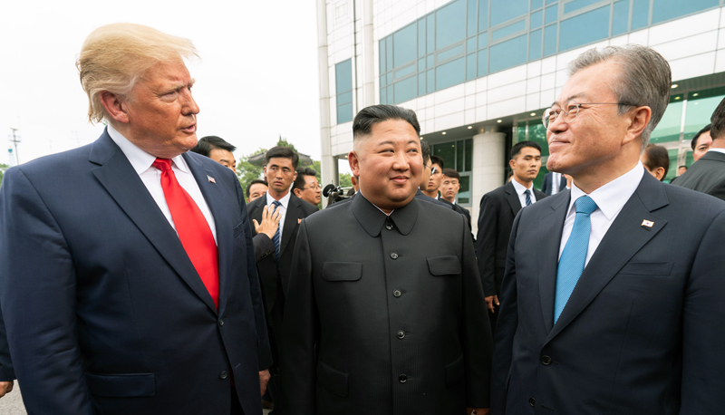 Südkoreas Präsident Moon Jae-in, Nordkoreas Staatschef Kim Jong Un und US-Präsident Donald Trump kommen am 30. Juni 66 Jahre nach dem Abschluss des Waffenstillstandsabkommens im Waffenstillstandsort Panmunjeom, einem Ort, der als Symbol der Teilung bekannt gewesen ist, zusammen. ⓒ Weißes Haus