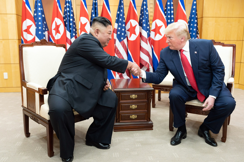 Nordkoreas Staatschef Kim Jong Un und US-Präsident Donald Trump schütteln am 30. Juni sich die Hände, bevor die beiden Staatschef sein Gipfeltreffen auf der südlichen Seite des Waffenstillstandsortes Panmunjeom beginnen. ⓒ Weißes Haus