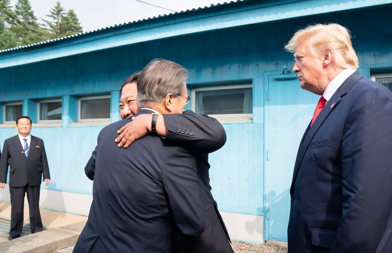 Nordkoreas Staatschef Kim Jong Un und US-Präsident Donald Trump schütteln am 30. Juni sich die Hände, bevor die beiden Staatschef sein Gipfeltreffen auf der südlichen Seite des Waffenstillstandsortes Panmunjeom beginnen. ⓒ Weißes Haus