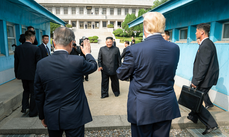Der südkoreanische Präsident Moon Jae-in und der US-Präsident Donald Trump verabschieden sich am 30. Juni 2019 vom nordkoreanischen Staatschef Kim Jong Un im Waffenstillstandsort Panmunjeom. Ⓒ Weißes Haus