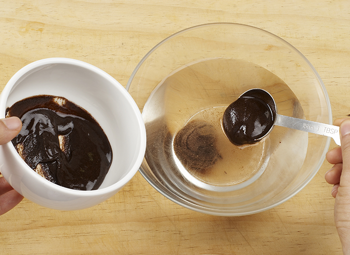 Add a spoonful of mixture to honey and water, and mix well before serving the drink with pine nuts.