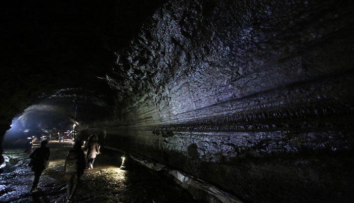 만장굴 내부에서는 용암의 흐름을 보여주는 용암유선을 곳곳에서 살펴볼 수 있다. 