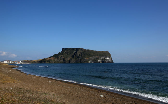 제주도 동북쪽에 있는 성산일출봉은 바다 한가운데서 화산이 수중폭발해 생겨난 오름이다.