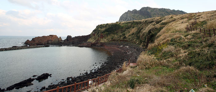 성산일출봉 하행길을 따라 오른쪽으로 내려가면 보이는 해안가.