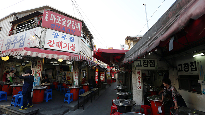 직장인들의 퇴근을 앞둔 종로3가 고기 골목길은 손님 맞을 준비에 분주하다. 골목을 따라 자리 잡은 야외좌석은 7시가 되기도 전에 빈자리를 찾을 수 없을 정도로 인기가 높다. 전한 기자