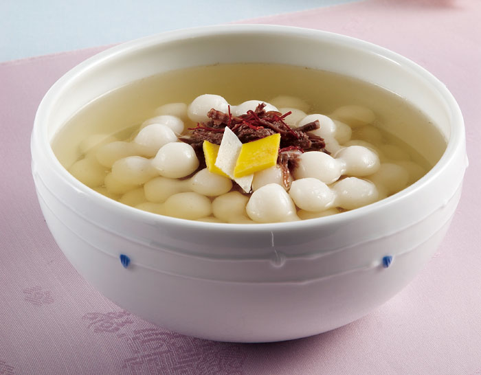 <i>Jogaengi tteokguk</i> is named after the shape of the rice cake pieces, which look like small gourds.
