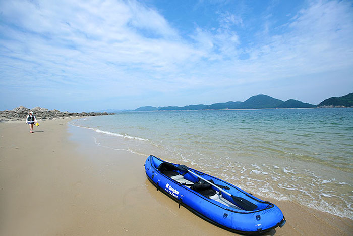  Die Insel Saseungbongdo, eine kleine Insel im Westmeer vor der Küste von Incheon, zeichnet sich durch eine fantastische Meereslandschaft mit großartigen weißen Sandstränden und klarem blauem Wasser aus. 