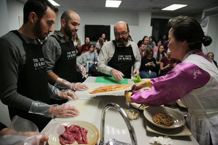 Participants learn directly from Korean Food Foundation President Yoon Sook-ja (right) during a cooking class at the Korean Cultural Center in Spain on Jan. 25.