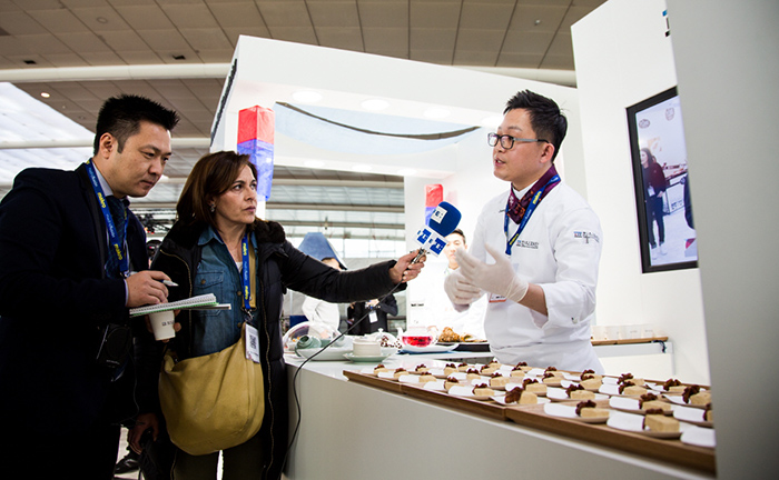 Spanish media outlet EFE interviews Korean chef Jeong Jae-deok as he demonstrates how to make the healthy traditional snack <i>bugak</i> on Jan. 23 in Spain.