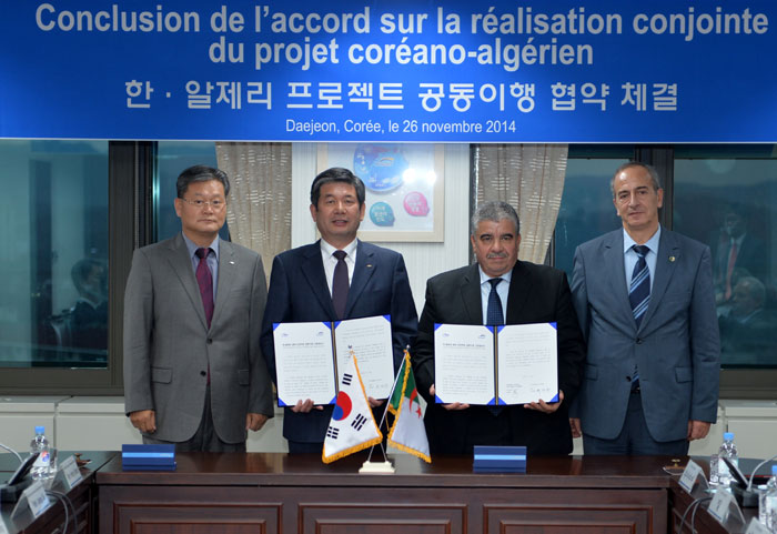 한국은 알제리와 통합물관리 협력사업에 나서고 있다. 사진은 방한한 스마티(Abdelouahab SMATI) 알제리 수자원부 운영국장, 압바스(ABBAS Said) 댐 개발청장과 한국수자원공사 관계자와의 2014년 11월 ‘알제리 물관리시스템 개발을 위한 기본 협약’ 체결 모습.