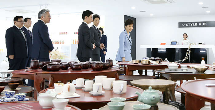 Präsidentin Park Geun-hye sieht sich am 11. April im neu eröffneten „K-Style Hub“ die Ausstellungsobjekte an.
