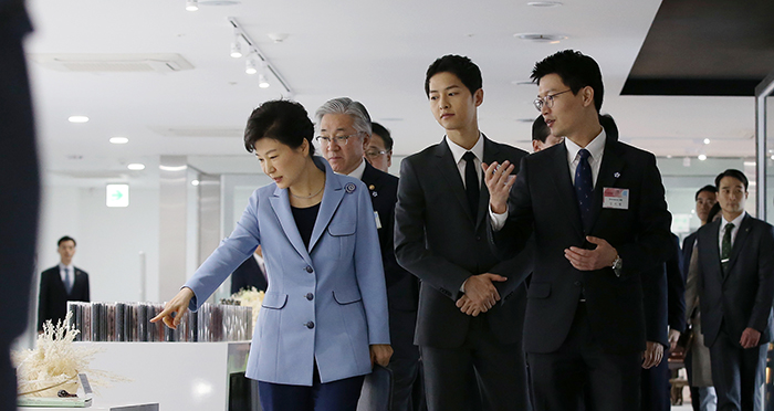 Am 11. April in der vierten Etage der „K-Style Hub“: Präsidentin Park Geun-hye besichtigt in einer Ausstellung eine Reihe von Exponaten, die einen Bezug zur traditionellen koreanischen Kunst und zu traditionellem koreanischem Kunsthandwerk haben.
