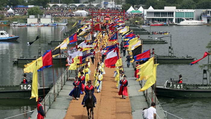 ‘2017 정조대왕 능행차’ 행렬이 23일 한강 이촌지구에서 노들섬까지 설치된 배다리를 건너고 있다.