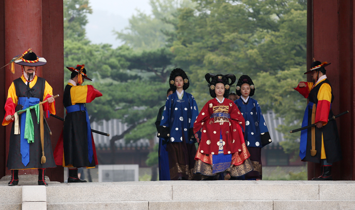 ‘2017 정조대왕 능행차’가 열린 23일 혜경궁 홍씨가 창덕궁 돈화문을 나서고 있다.