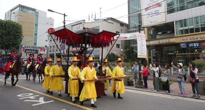‘2017 정조대왕 능행차’를 보기위해 일본에서 온 관광객 시다라 히로미(設樂诰美, 오른쪽에서 두 번째) 씨가 23일 지하철 3호선 종로3가역 9번 출구 앞에서 혜경궁 홍씨가 탄 가마를 향해 손을 흔들며 인사하고 있다.