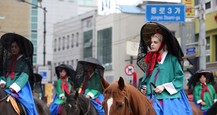 23일 ‘2017 정조대왕 능행차’에 상궁 역으로 말에 오른 다샤 주브라카야(Dasha Zrazhevskaya, 러시아) 씨가 종로3가에서 종각으로 향하고 있다.