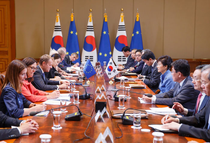 박근혜 대통령과 도날드 투스크 유럽연합(EU) 정상회의 상임의장이 15일 청와대에서 정상회담을 갖고 있다.