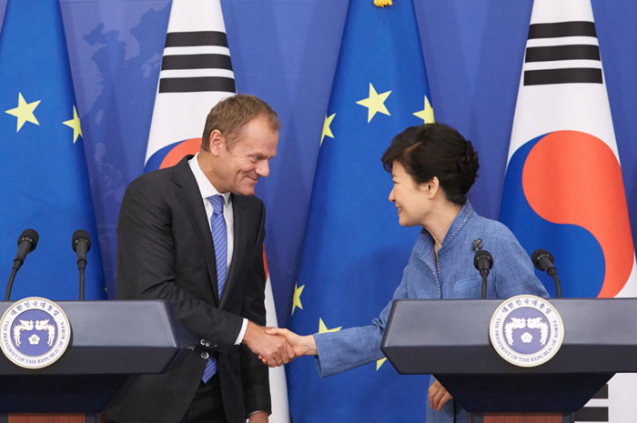 박근혜 대통령(오른쪽)과 도날드 투스크 유럽연합(EU) 정상회의 상임의장이 15일 청와대에서 정상회담을 마치고 공동기자회견을 갖고 있다.