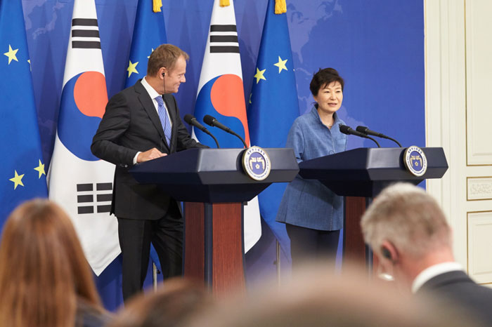 박근혜 대통령과 투스크 EU 상임의장이 15일 청와대에서 정상회담을 마치고 공동기자회견을 갖고 있다.