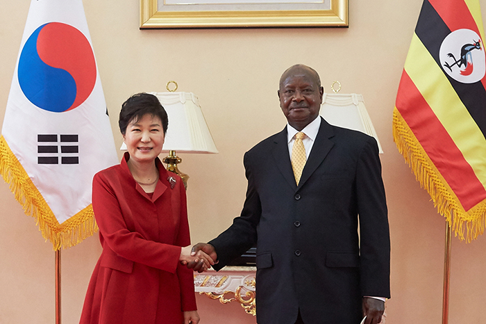 President Park Geun-hye (left) and Ugandan President Yoweri Museveni hold summit talks in Kampala on May 29 where the Ugandan leader vowed to halt military cooperation between his country and North Korea. Uganda decided to bolster cooperation with Seoul in the areas of the economy, development and national defense.
