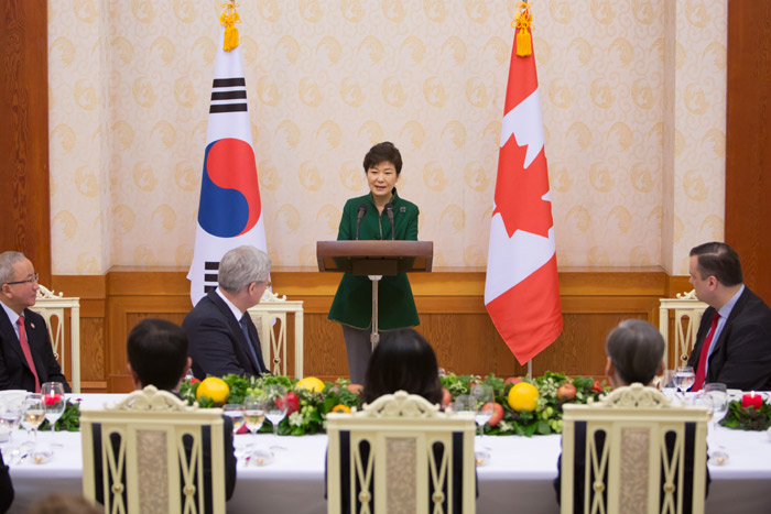 박근혜 대통령(가운데)이 공식방한한 스티븐 하퍼 캐나다 총리 환영 공식만찬에서 한-캐나다 FTA와 양국간 협력관계를 강조하는 연설을 하고 있다. (사진: 청와대)