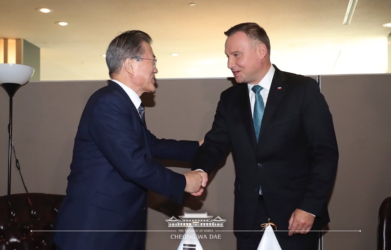 Südkoreas Präsident Moon Jae-in und Polens Präsident Andrzej Duda schütteln am 23. September 2019 (Ortszeit) die Hand nach ihrem Gipfeltreffen in New York. ⓒ Cheong Wa Dae