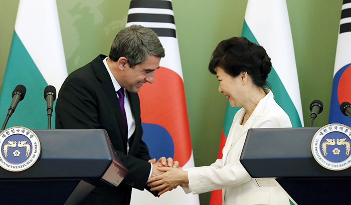 박근혜 대통령과 로센 플레브넬리에프 불가리아 대통령이 14일 공동 기자회견을 마친 뒤, 두 손을 맞잡고 악수하고 있다. 