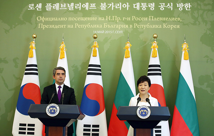 박근혜 대통령이 14일 한국을 공식 방한한 로센 플레브넬리에프 불가리아 대통령과 공동 기자회견을 갖고 있다. 