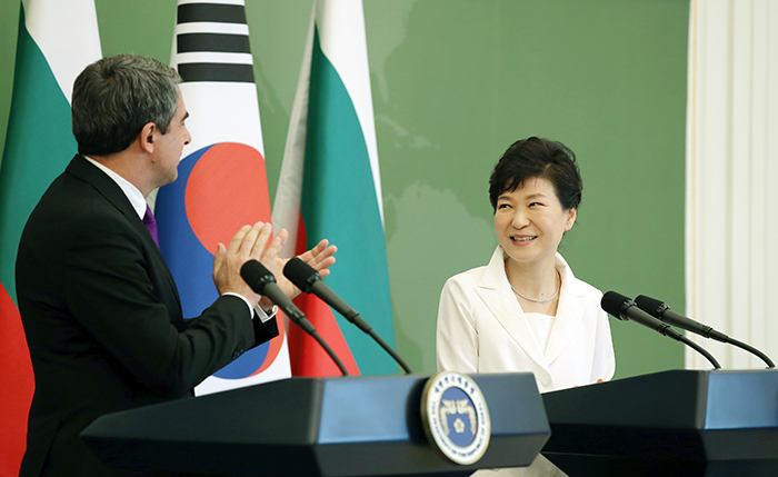 박근혜 대통령이 14일 청와대에서 한국-불가리아 공동기자회견에서 발언을 마친 뒤, 로센 플레브넬리에프 불가리아 대통령으로부터 박수를 받고 있다. 