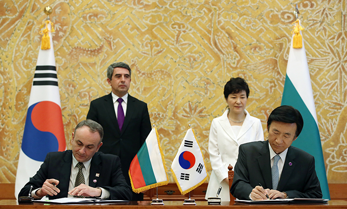 박근혜 대통령과 로센 플레브넬리에프 불가리아 대통령이 지켜보는 가운데 14일 윤병세 외교부 장관과 포랴조프 불가리아 외교차관이 한국-불가리아 교육문화협력약정에 서명하고 있다. 