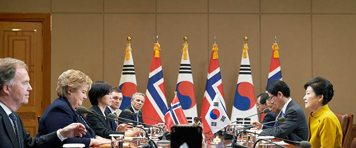 Präsidentin Park Geun-hye (rechts) trifft im Präsidialamt Cheong Wa Dae am 15. April mit Norwegens Ministerpräsidentin Erna Solber (links) zu Gesprächen zusammen.