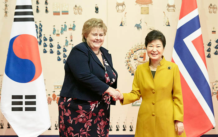 Präsidentin Park Geun-hye (rechts) trifft im Präsidialamt Cheong Wa Dae am 15. April mit Norwegens Ministerpräsidentin Erna Solber (links) zu Gesprächen zusammen.