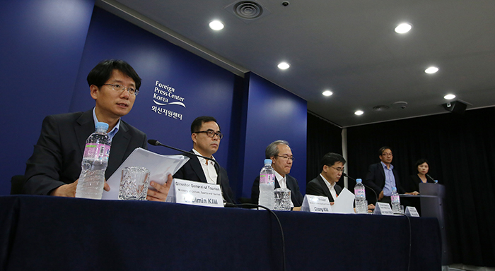 김종 문화체육관광부 제2차관, 김우주 대한감염학회 이사장 등 정부관계 인사들이 지난 6월 15일 서울 외신지원센터에서 메르스 관련 방한 관광객 안전 대책에 대한 기자회견을 하고 있는 모습.