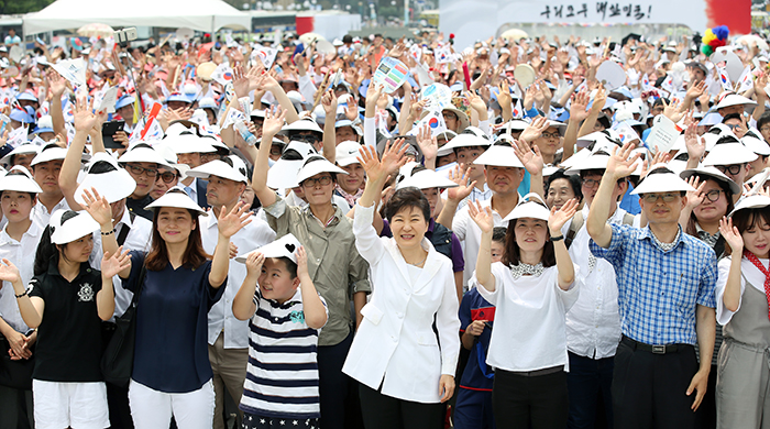 박근혜 대통령이 지난 8월 15일 세종문화회관에서 열린 ‘광복 70주년 중앙경축식’에 참석한 뒤, 광화문 광장에서 시민들과 함께 한국의 70번째 광복을 축하하고 있다. 