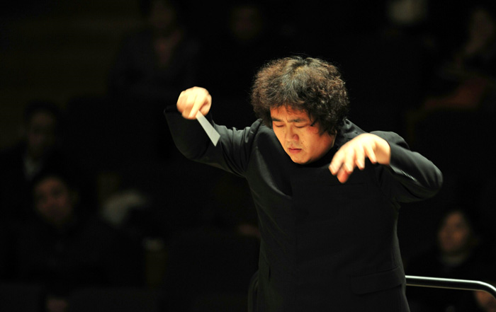Lee Young-chil conducts the orchestra. 