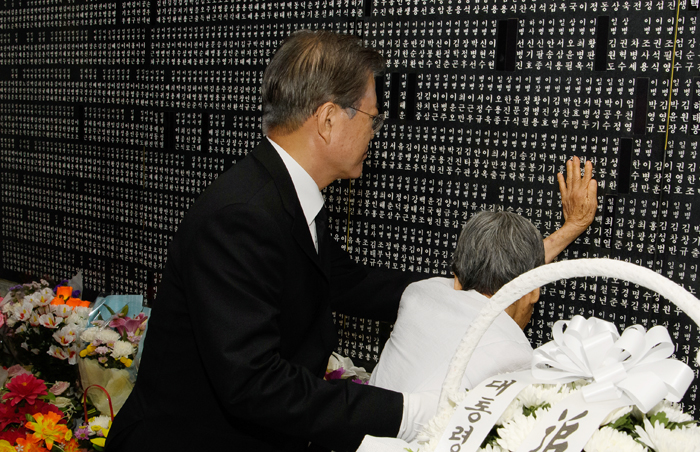 Präsident Moon Jae-in am 6. Juni tröstet Kim Cha-hee im Gedenkturm des Nationalfriedhofs Seoul. Ihr Ehemann ist während des Koreakrieges ums Leben gekommen.