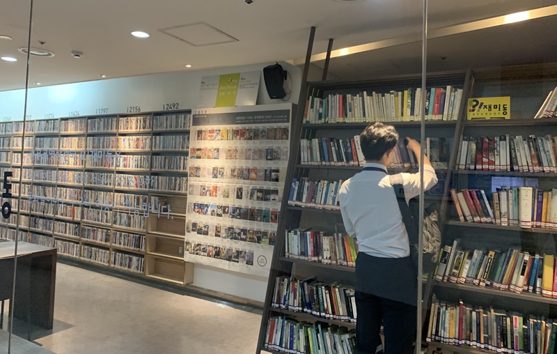 Ein Pendler durchsucht die DVDs im Chungmuro Visuals Center O-Zemidong ⓒ Chungmuro Visuals Center O-Zemidong