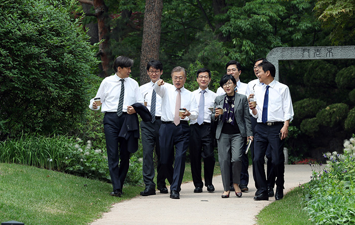 Moon_Stroll_Communication_01.jpg