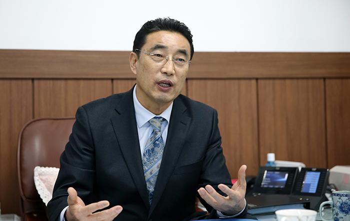 Mayor Park Young-il of Namhae-gun County says that, 'Many tourists and photographers from across the nation come to our county every April when our islands are covered with colorful flowers. That’s why Namhae was once called, ‘a flower plantation.' 