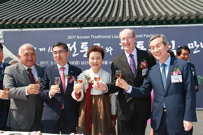 ‘제 10회 전통주와 전통음식의 만남 축제’에서 윤숙자 한식재단 이사장(가운데)이 이준원 농림축산식품부 차관, 아르슬란 하칸 옥찰 주한 터키 대사, 에드윈 새거튼(Edwin C. Sagurton) 주한 미대사관 정무참사관 등과 함께 오미자를 포함한 다섯 가지 약재가 들어간 ‘오감주(五感酒)’로 건배하고 있다.