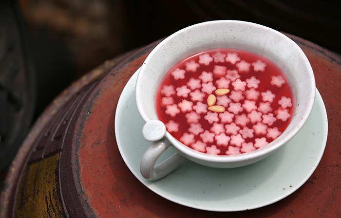 To make <i>omija hwachae</i>, you need to boil the seeds and then let them cool overnight until the colorful juice comes out beautifully. You can add honey and other ingredients, such as slices of pear, to add more taste and color, and for decoration. This traditional drink helps liver functions, eases coughs and quenches thirst.