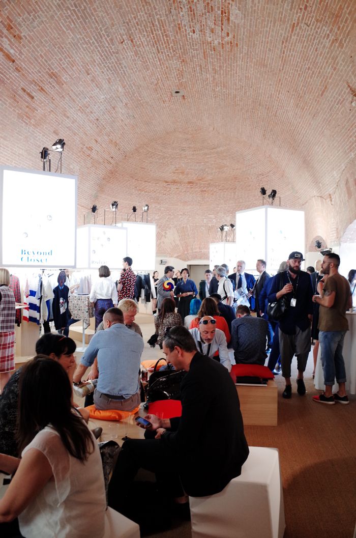 이탈리아 피렌체에서 열린 남성복박람회 삐띠워모의 한국관. 많은 패션 관계자들이 한국 디자이너들의 의상을 둘러보고 있다. (사진: 한국콘텐츠진흥원) 