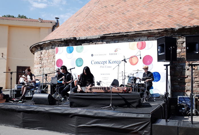 18일 삐띠워모에서 한국의 전통악기와 서구의 악기로 재즈, 포스트 록을 들려준 퓨전국악연주단 잠비나이 (사진: 한국콘텐츠진흥원) 